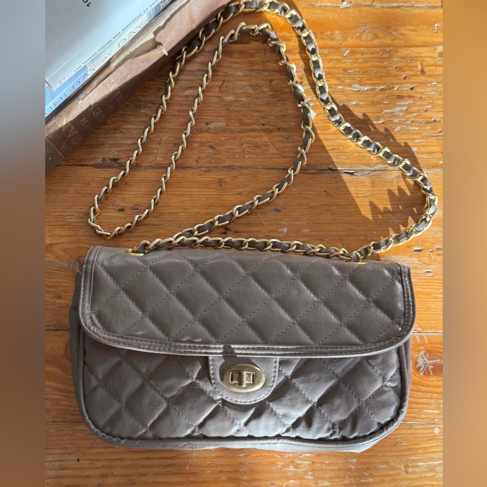 Vintage Quilted Faux Leather Chain Taupe Gray Crossbody Purse Gold Turn Lock